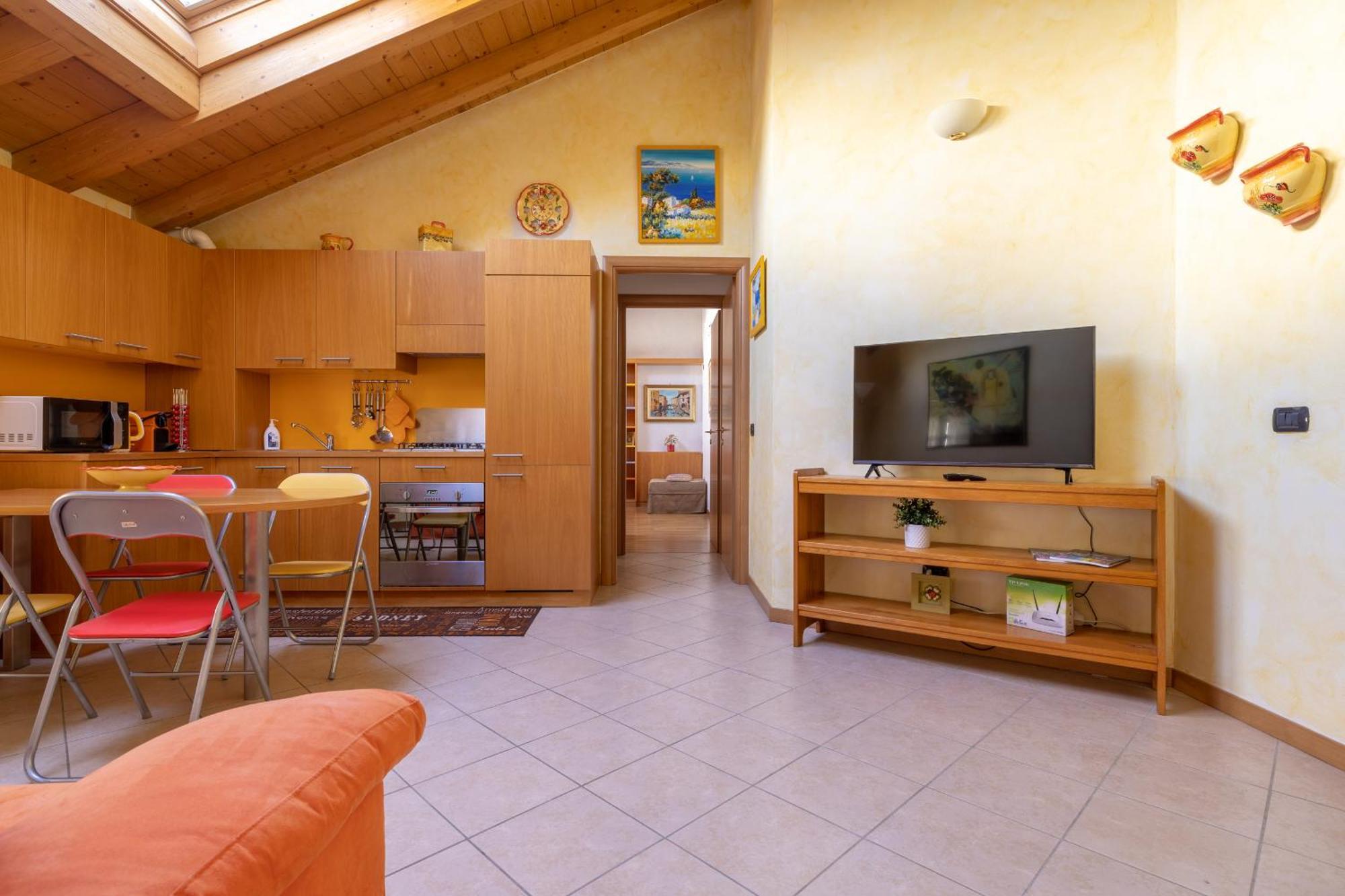 Apartment By The Ferry - Menaggio Bagian luar foto