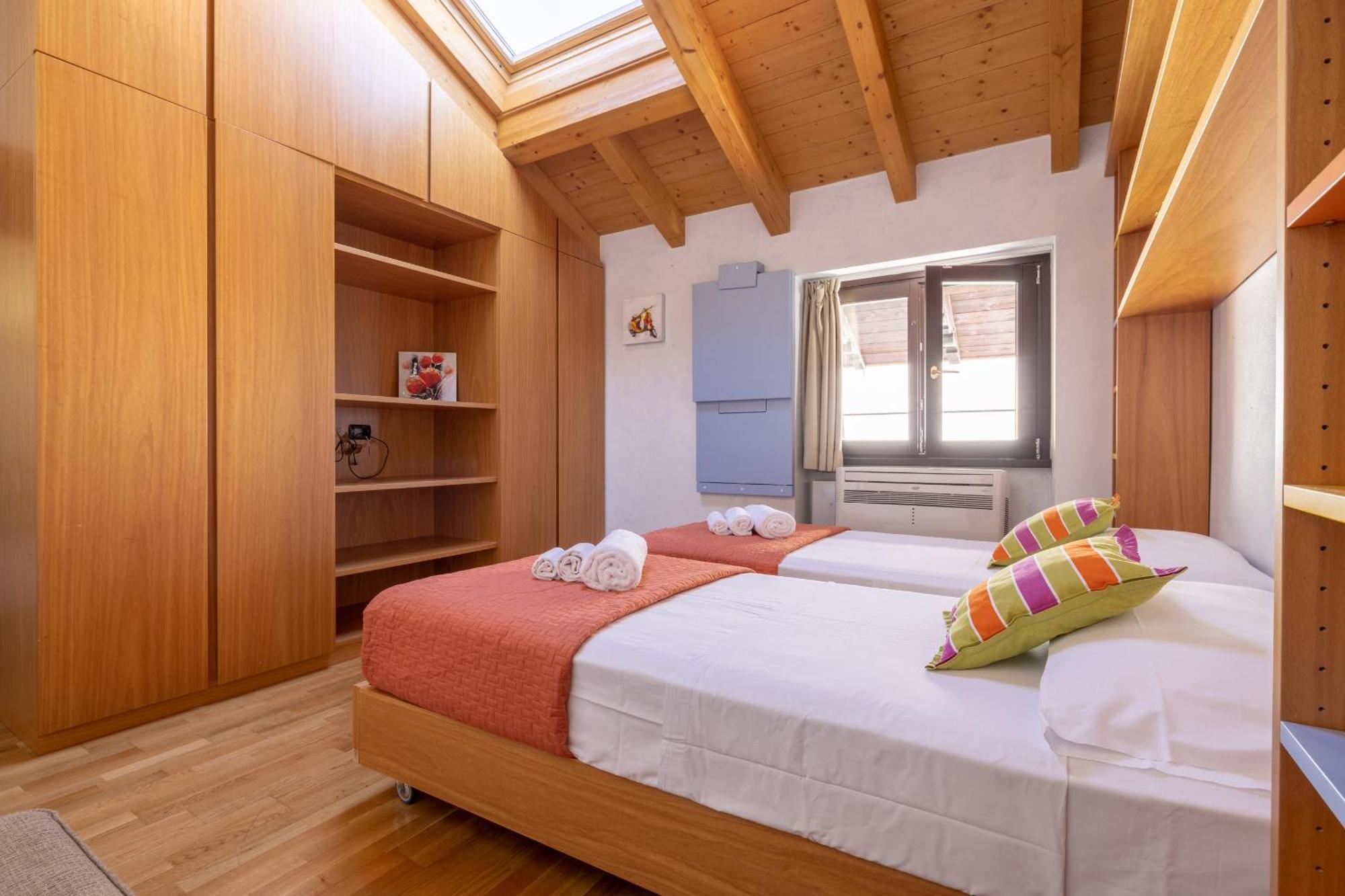 Apartment By The Ferry - Menaggio Bagian luar foto