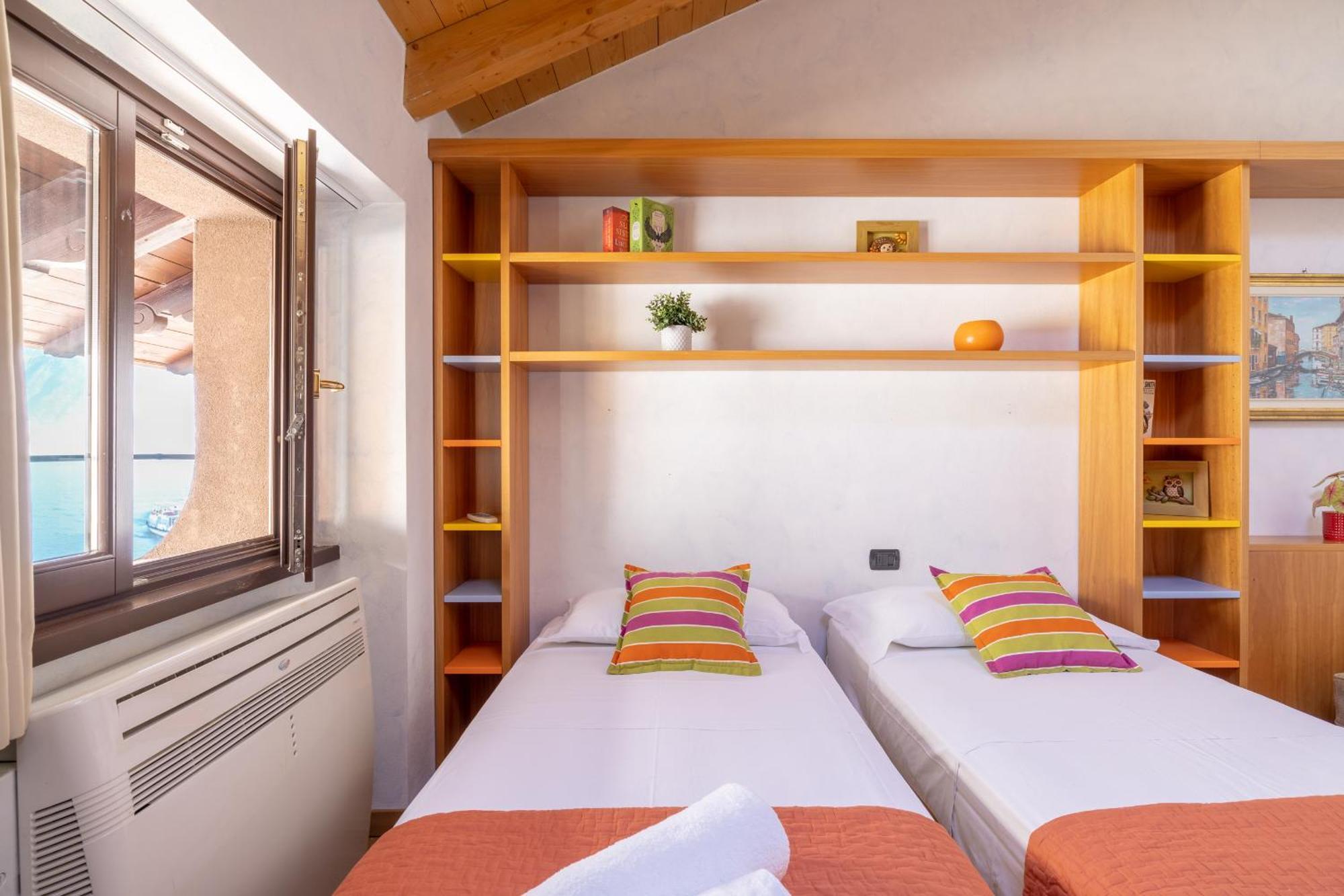 Apartment By The Ferry - Menaggio Bagian luar foto