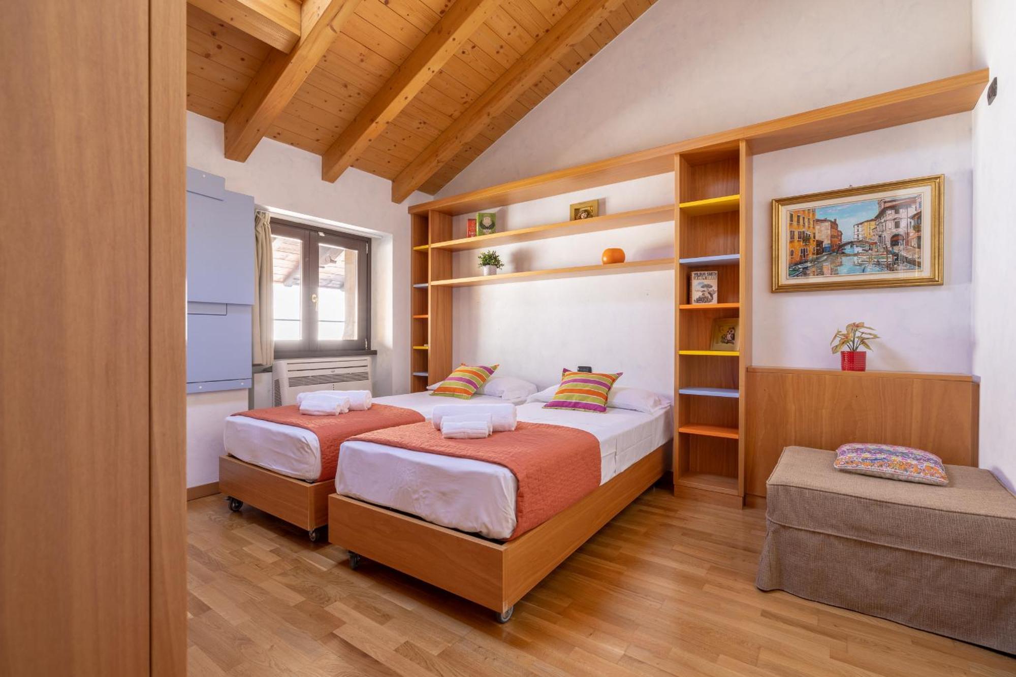 Apartment By The Ferry - Menaggio Bagian luar foto