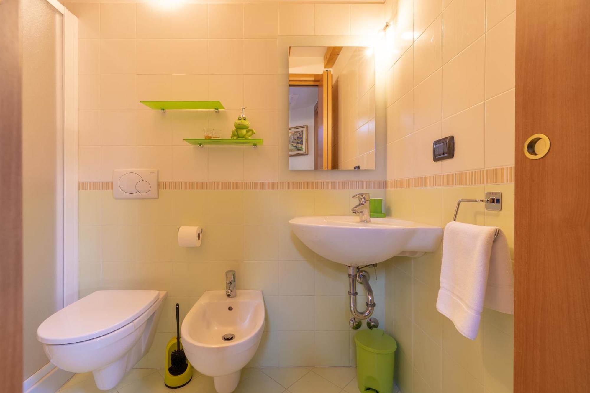 Apartment By The Ferry - Menaggio Bagian luar foto